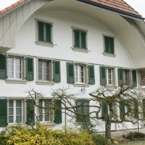 Montage neuer Holzfenster bei Bauernhaus
