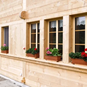Holzfenster bei Bauernhaus.