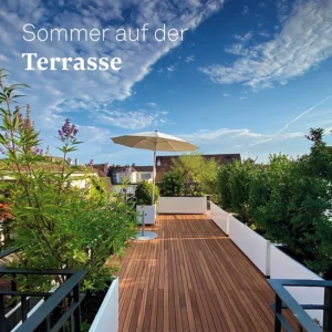 Bild einer Terrasse im Sommer.
