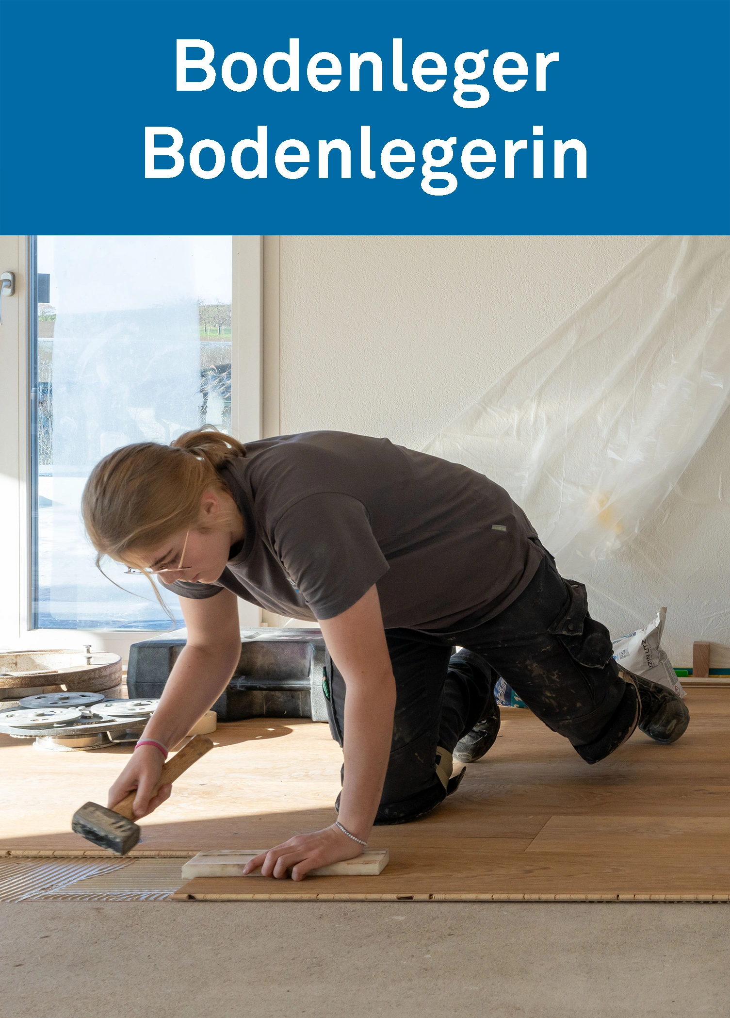 Lernende Bodenlegerin an der Arbeit