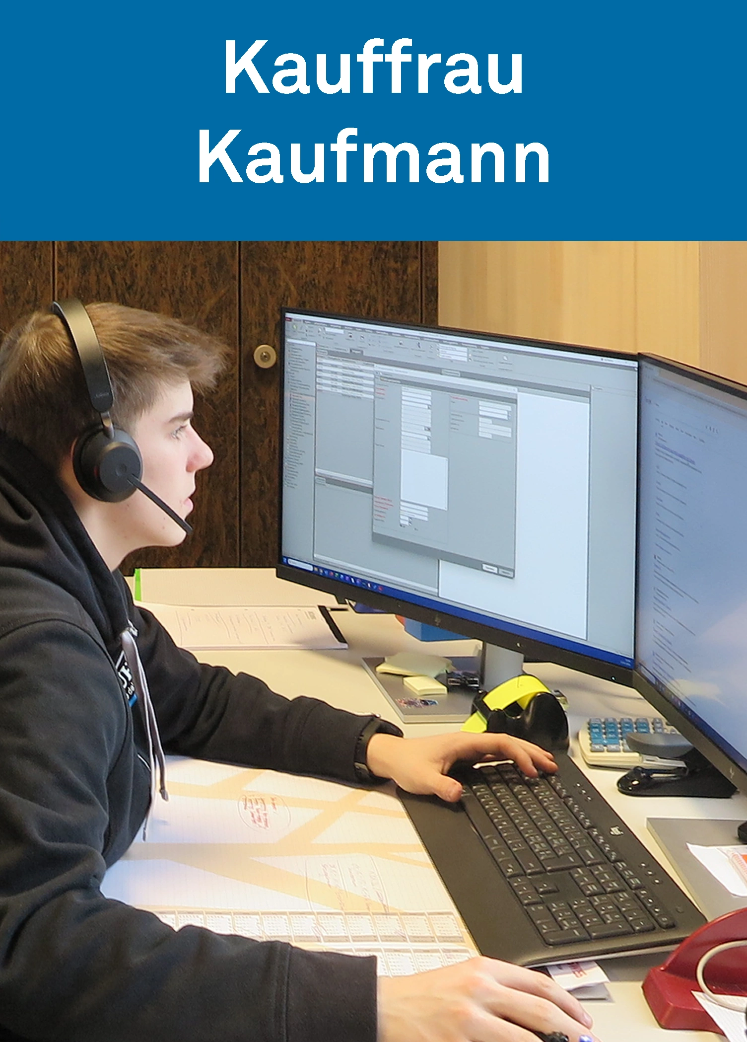 Lernender Kaufmann an der Arbeit