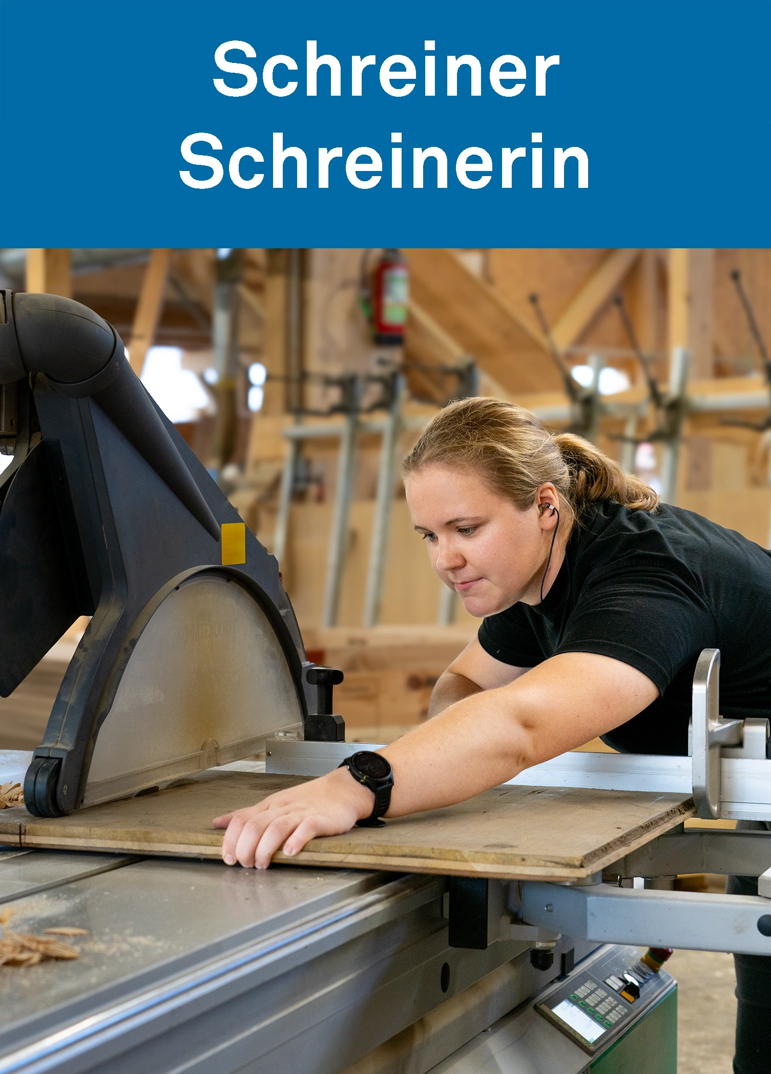 Schreinerin an der Arbeit