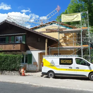 Zweistöckiger Anbau an ein bestehendes Einfamilienhaus.